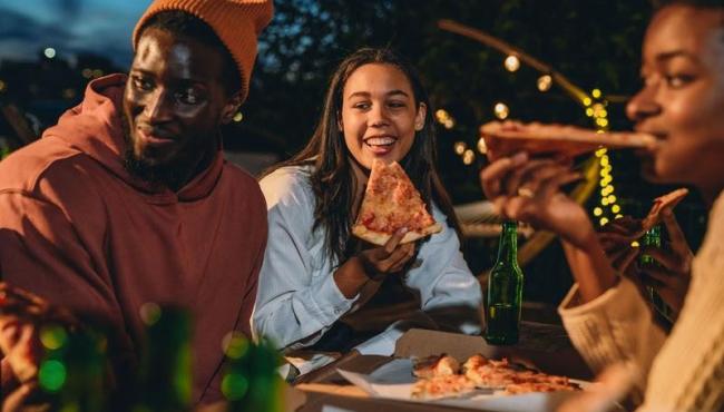 Amizade e paquera: Por que os amigos são os melhores cupidos do Tinder?