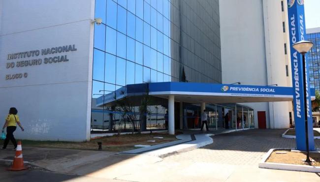 Antecipação do 13º para aposentados injetará R$ 73,3 bilhões na economia; veja calendário