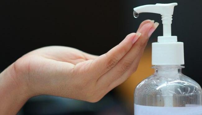 Anvisa publica lista com produtos que podem substituir o álcool 70%