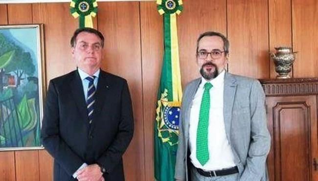 Ao lado de Bolsonaro, Weintraub confirma demissão do MEC