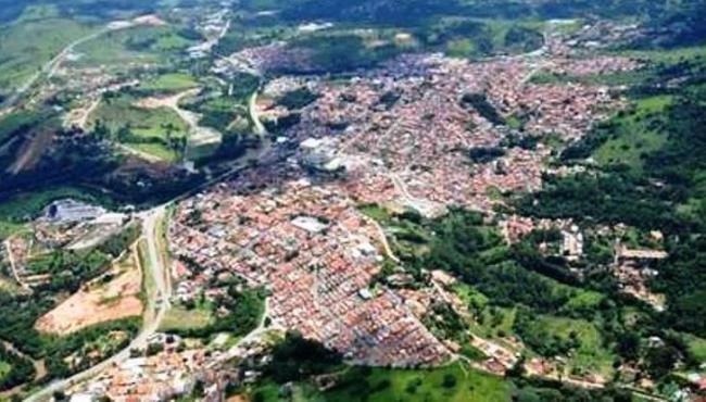 Ao menos 23 pessoas são infectadas com a Ômicron após festa de empresa, em Extrema, MG
