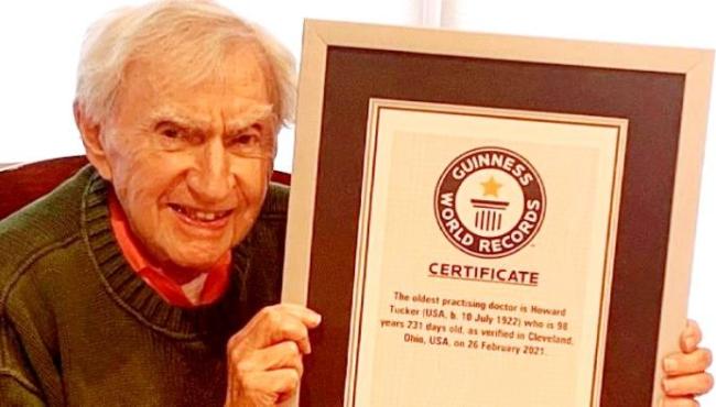 Aos 100 anos, médico há mais tempo em atividade continua trabalhando