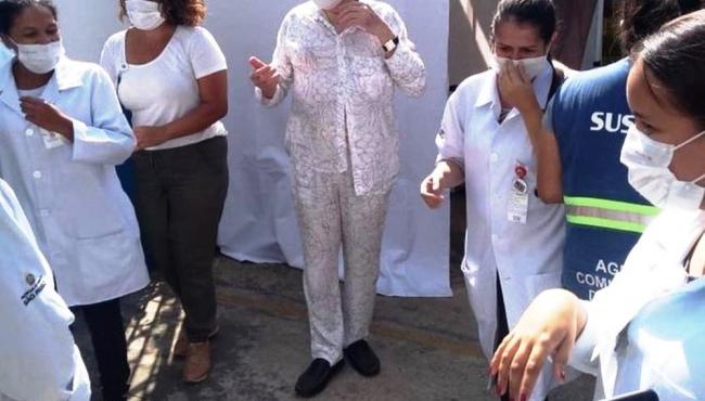 Aos 90 anos, Silvio Santos é vacinado contra a Covid-19