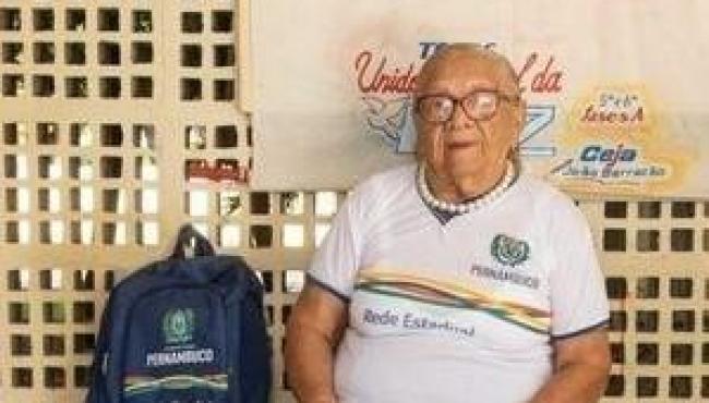 Aos 94 anos, estudante mais velha do mundo se matricula na escola após a morte do marido