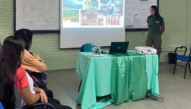 APA de Conceição da Barra realiza palestra de educação ambiental em escola estadual