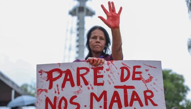 Apesar de medida protetiva, mulher é morta na rua por agressor