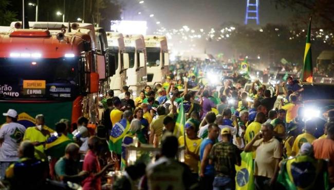 Apoiadores de Bolsonaro furam bloqueio e invadem Esplanada dos Ministérios em Brasília