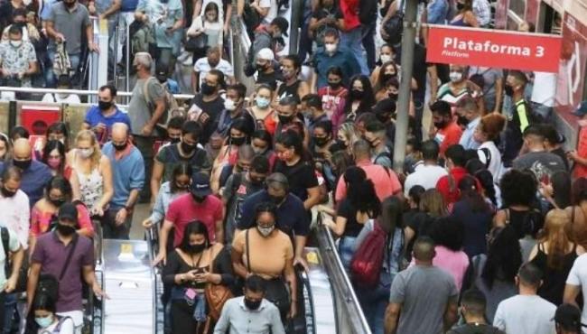Após 4 semanas em alta, média móvel de mortes por Covidi-19 volta a cair no país