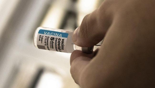 Após cinco anos de vacinação, covid recua, mas ainda preocupa