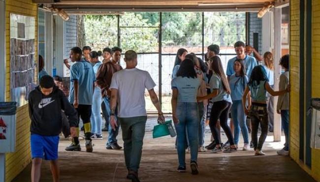 Após dois anos de Pé-de-Meia, abandono escolar no ES cai 40%