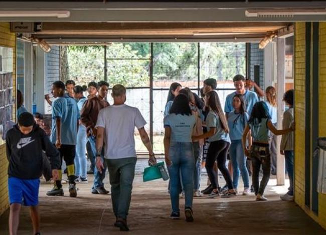 Após dois anos de Pé-de-Meia, abandono escolar no ES cai 40%