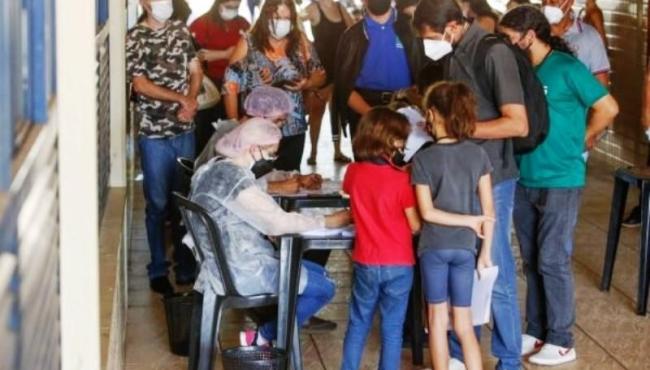 Após duas semanas em alta, média móvel de mortes por Covid-19 registra queda