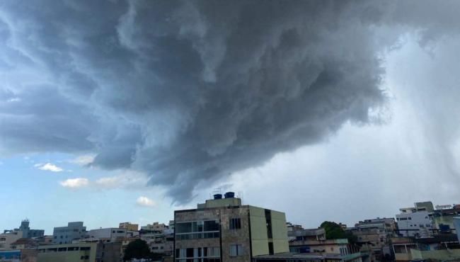 Após manhã de sol, tempo vira e céu fica encoberto no ES