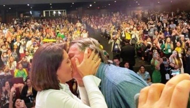 Após ser chamado de gay por Maia, Bolsonaro beija Michelle em evento