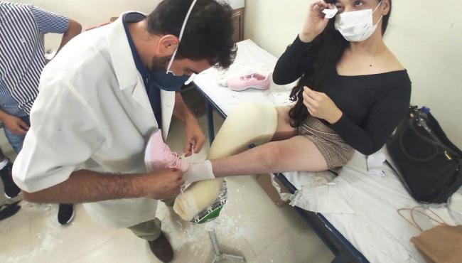 Após tratamento, mulher calça tênis pela primeira vez em 37 anos “Maravilhoso”
