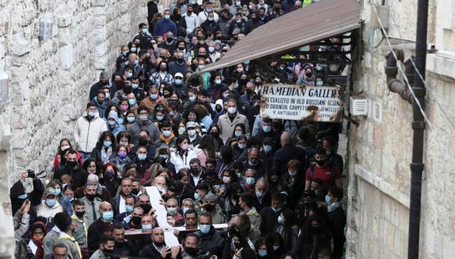 Após vacinação em massa, cristãos revivem a Páscoa sem isolamento em Jerusalém