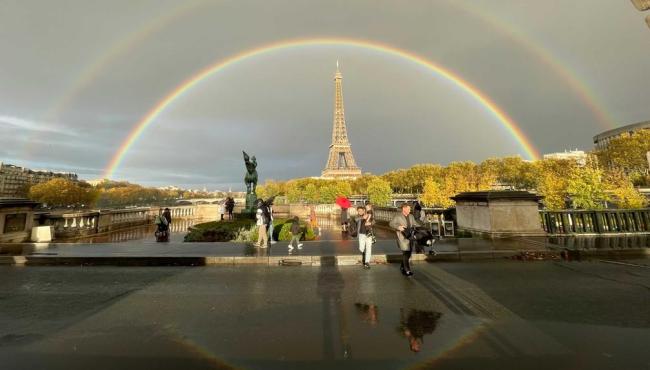 Arco-íris duplo surpreende e ‘emoldura’ a Torre Eiffel em Paris