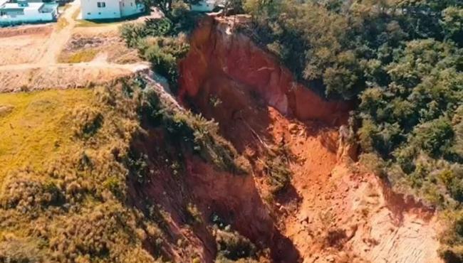 Área de praça desmorona e abre cratera em rua em Colatina, no ES