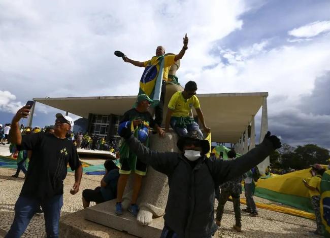 Argentina concede refúgio permanente a condenado pelo 8 de janeiro