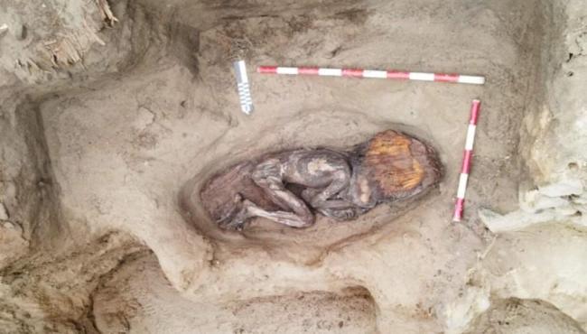 Arqueólogos encontram múmia de 5 mil anos em depósito de lixo