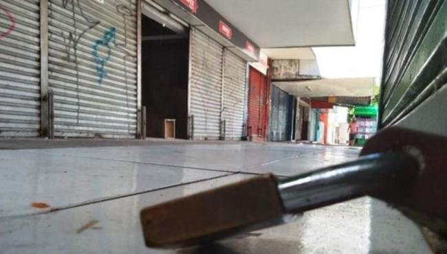 Associações de comércio criticam falta de apoio do governo e pedem isenção de impostos