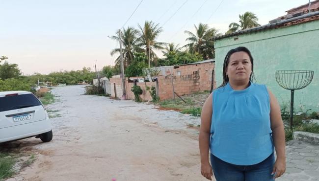 Atendendo Indicação da vereadora Camila, Prefeitura faz aterro e nivelamento da rua de acesso à Prainha do bairro Santo Amaro, em Conceição da Barra, ES