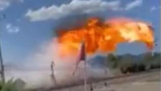 Avião bate em fio de eletricidade, pega fogo e cai em rodovia; acidente deixou 1 morto e 3 feridos
