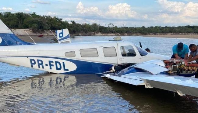 Avião bimotor faz pouso forçado no meio do rio