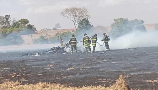 Avião cai e mata três pessoas após pegar fogo