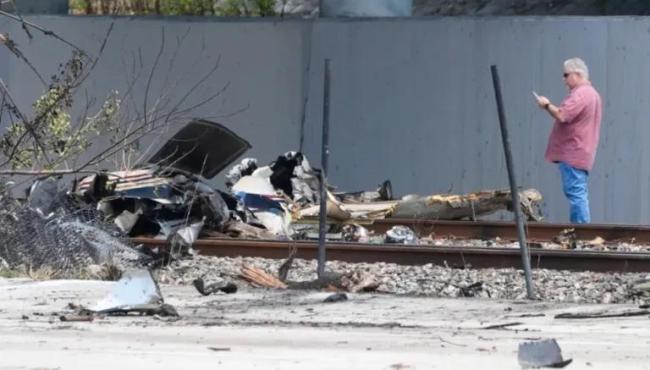 Avião cai em em uma movimentada avenida e deixa três mortos e um ferido