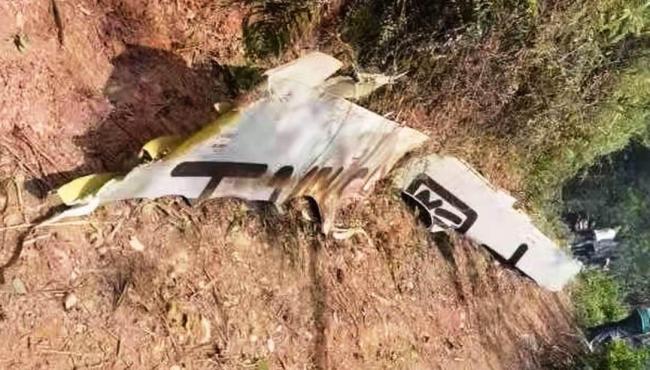 Avião com 132 pessoas a bordo cai na China