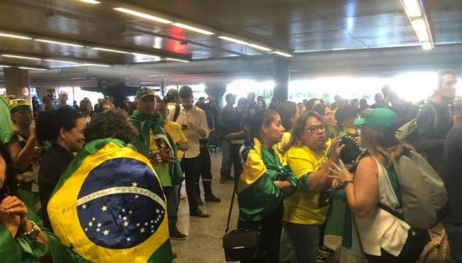 Avião com Bolsonaro pousa com esquema de segurança reforçado e apoiadores no aeroporto