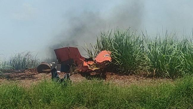 Avião da FAB cai após colidir com outro em SP; piloto se ejeta antes da queda