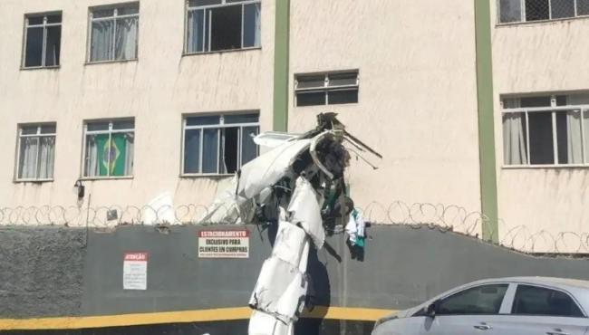 Avião de bimotor cai, bate em prédio e deixa duas pessoas mortas