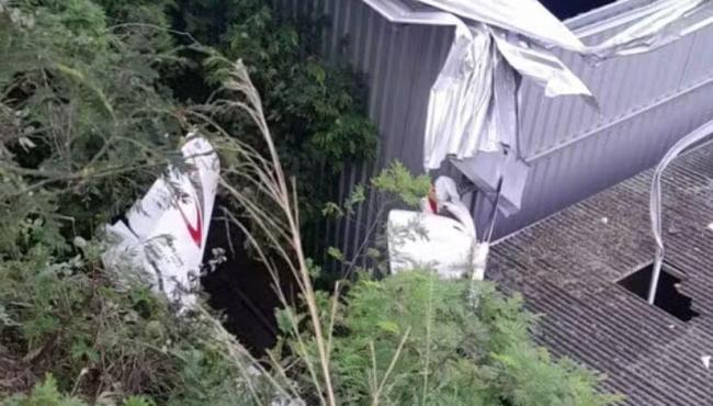 Avião de pequeno porte cai após falha no motor em Guarapari, e piloto sai ileso