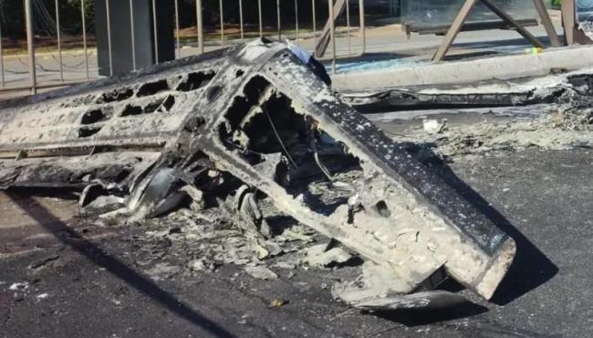 Avião de pequeno porte cai em avenida, bate em ônibus e deixa 2 mortos