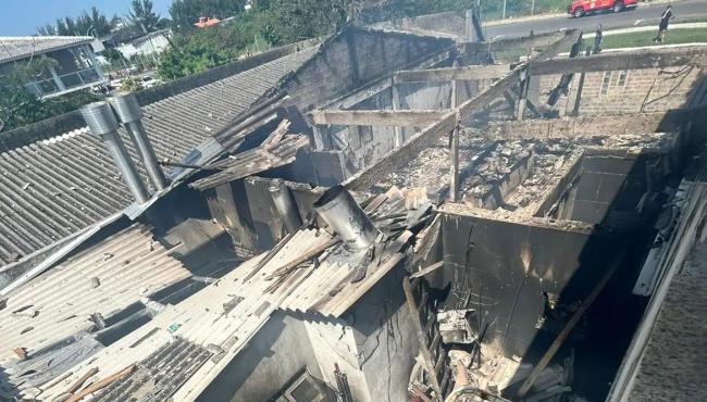 Avião de pequeno porte cai sobre restaurante e deixa quatro mortos no RS