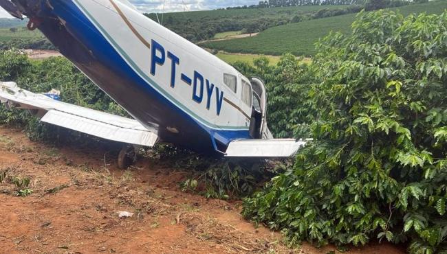 Avião de pequeno porte pousa em cafezal na zona rural