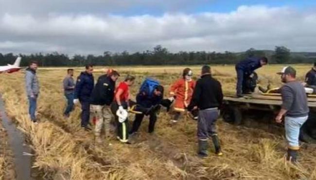 Avião faz pouso de emergência em lavoura do RS e deixa feridos
