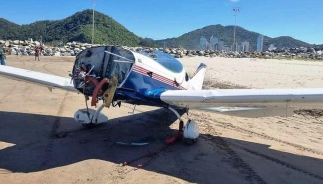Avião monomotor realiza pouso de emergência em praia de SC