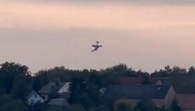 Aviões que faziam acrobacias se chocam no ar, ficam presos um ao outro e caem