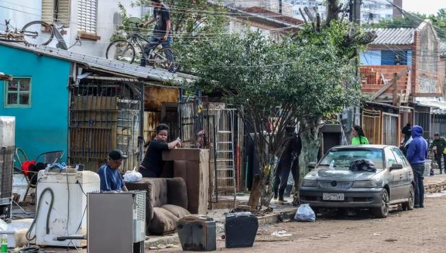 Baixa do Guaíba revela destruição e prejuízo em Porto Alegre