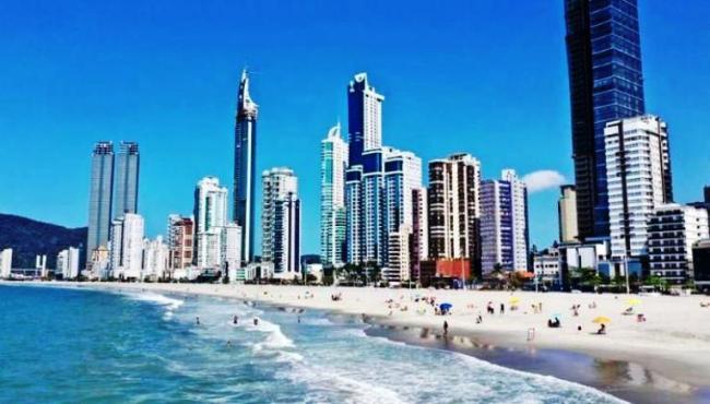 Balneário Camboriú (SC) reabre praia após alargar faixa de areia