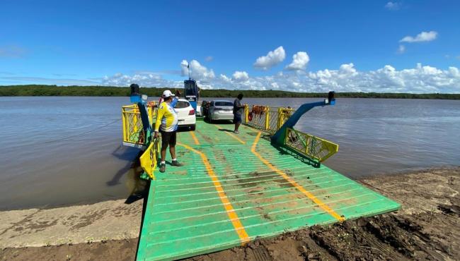 Balsa retoma operação no Rio Cricaré, em Conceição da Barra, ES