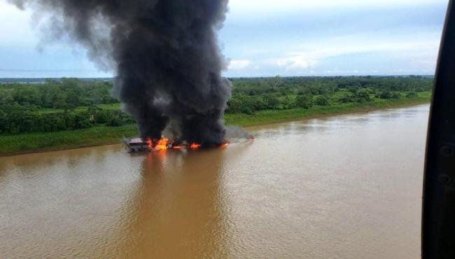 Balsas usadas por garimpeiros são destruídas no Rio Badeira
