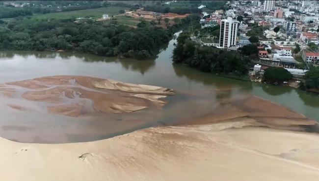 Bancos de areia formam mini-ilhas devido à pouca chuva e ao assoreamento do Rio Doce, ES; veja fotos