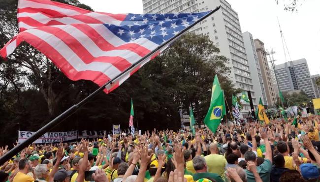 Bandeira dos EUA é "novo símbolo da direita brasileira", diz NYT