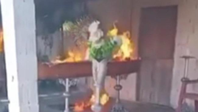 Bandidos invadem velório e incendeiam corpo de homem dentro de caixão