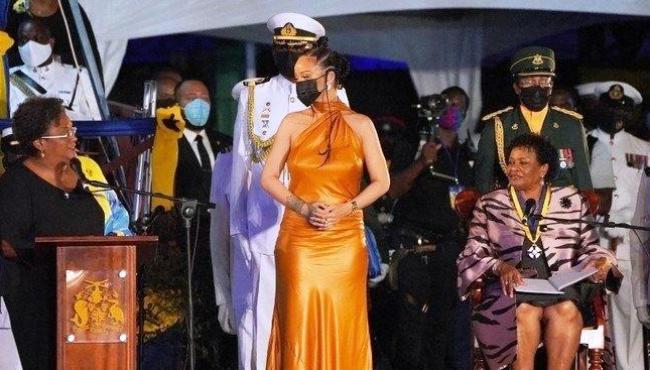 Barbados vira república e nomeia Rihanna como heroína nacional