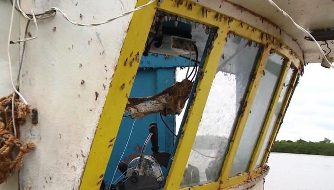 Barco de pesca que desapareceu com quatro tripulantes é encontrado em Marataízes, ES